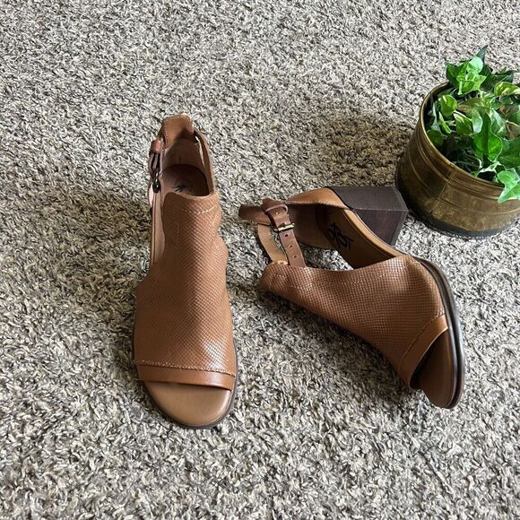 OTBT Metaphor Size US 6.5 M Women Leather Ankle Strap Open Toe Sandals Brown New - Picture 8 of 9